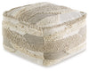 Cartlow Pouf | Cream/Beige/Gray | Ancho: 584.2 - Alto: 355.6 - Prof : 584.2
